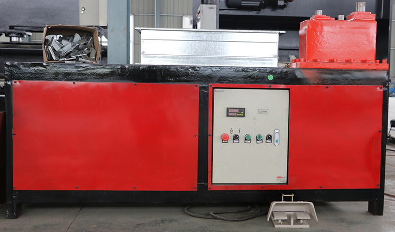 全自動趴方鉚接機